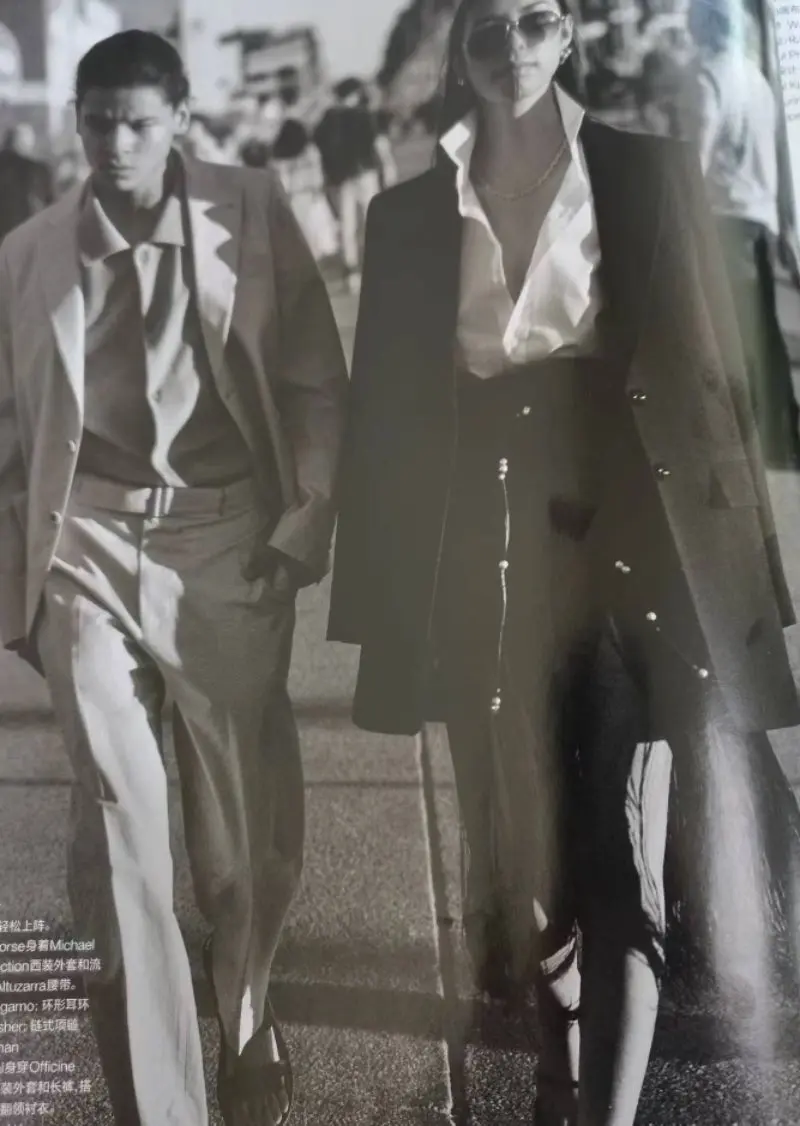 Blazers and fringed skirts are two completely different styles to bring you new visual sense.