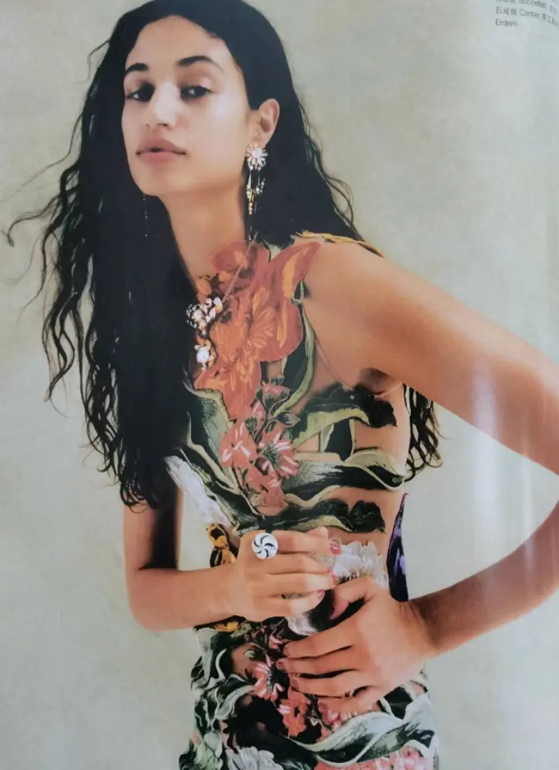 Mesh hand-applique dresses really show a stunning effect through their unique design