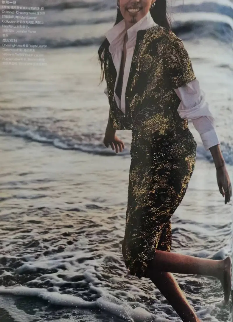 The combination of sequined tops and skirts with white shirts that break the long rule will be a new fashion highlight